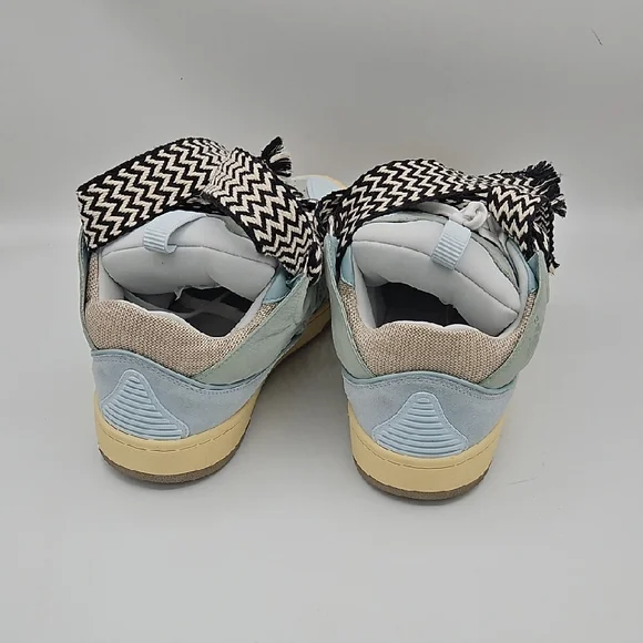 Stylish High-Top Sneakers with Bold Laces USED 1X